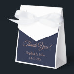 Elegant Roos Goud Navy Blauw Bruiloft Favor Box Bedankdoosjes<br><div class="desc">Stijl: Tent met Lint Favor Box Favor dozen zijn zo uniek als uw gasten. Perfect voor bruiloften, verjaardagen, zakelijke evenementen en meer! Afmetingen: 7, 6 cm b x 3, 8 cm l x 8, 2 cm h Full colour afdrukken op hoge kwaliteit kaart stock Schepen plat, een eenvoudige montage vereist...</div>