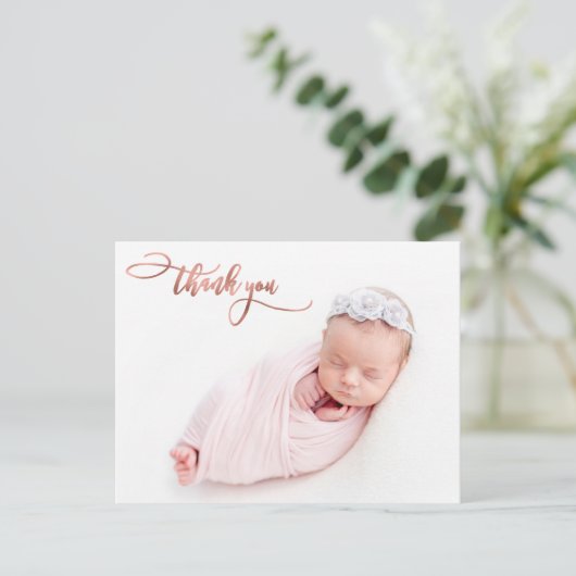 Elegant Roos Goud Script Nieuwe Baby Foto Dank u Briefkaart (Staand voorkant)