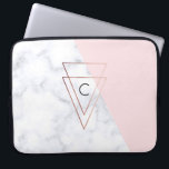 elegant roos gouddriehoeken wit marmer roze laptop sleeve<br><div class="desc">Moderne geometrische vormgeving met faux-wit marmer en roze kleurenblok,  faux roos gouden driehoeken.</div>
