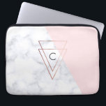 elegant roos gouddriehoeken wit marmer roze laptop sleeve<br><div class="desc">Moderne geometrische vormgeving met faux-wit marmer en roze kleurenblok,  faux roos gouden driehoeken.</div>
