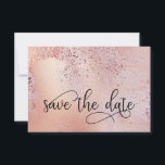Elegant Roos Gouden Faux Folie en Glitter Save The Date<br><div class="desc">Elegant Roos Gold Save the Date met handgeletterde kalligrafie. De sjabloon is opgezet voor u om de rug te personaliseren met uw feestelijke gegevens. Het ontwerp heeft een trendy gemengde achtergrond van roos gouden faux folie, waterverf, roos gouden folie chips en glitterstof. De rug heeft ook delicaat gebladerte met glinstering....</div>