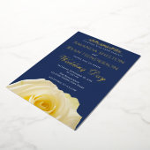 Elegant Roos Ornament Navy Blue Wedding Gold Folie Uitnodiging (Gedraaid)