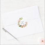 Elegant Roos Romance Wedding Ronde Sticker<br><div class="desc">Een klassiek elegant ontwerp gemoderniseerd met tekst in de breedte en de plaatsing van de rozen & groenery van de waterverf om de Klassieke Ronde Sticker te belichamen. Moderne klassieke floralen. Witte en roze rozen. Stijlvolle, klassieke bruiloft met een modern modernisme van Phrosne Ras Design - Elegant Roos Romance Waterverf...</div>