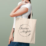 Elegant Round Leaves Persoonlijke Naam Business Tote Bag<br><div class="desc">Stijlvolle zakelijke canvas tas biedt een aangepast ontwerp voor een kleine bedrijfseigenaar met de voornaam en achternaam in een modern kalligrafiekscript dat is opgezet door een ronde draai met roestrijke bladzijden. Pas de gekromde tekst aan met een bedrijfsnaam of een andere voorkeursformulering.</div>