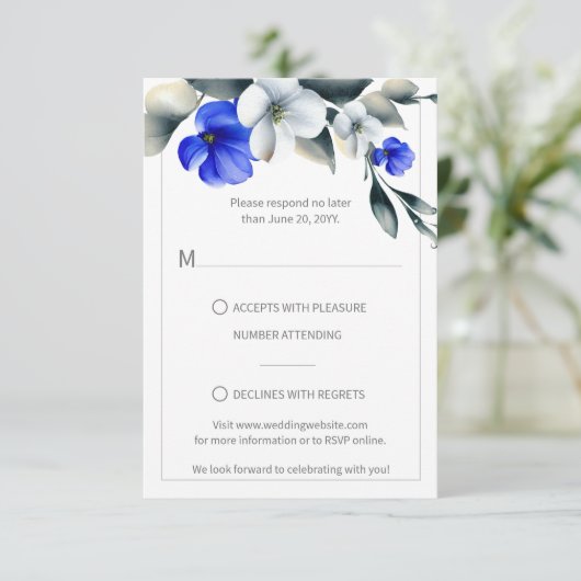 Elegant Royal Blauw en Wit Bloemen RSVP (Staand voorkant)