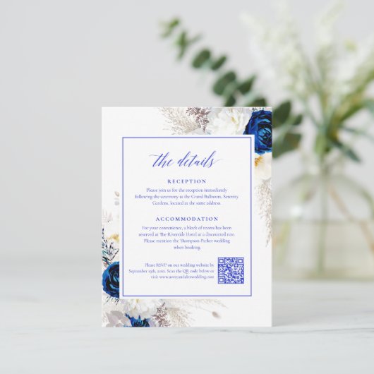 Elegant Royal Blue Bloemen Details RSVP QR Code Informatiekaartje (Staand voorkant)