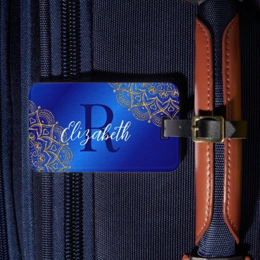 Elegant Royal Blue en Gold Mandala Monogrammed Bagagelabel (Voorkant Insitu 4)