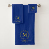Elegant Royal Blue Gold Wreator Monogram Bad Handdoek (Insitu)