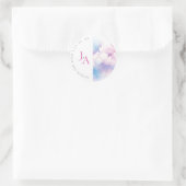 Elegant Roze Blauw Wit Wolken Monogram Bruiloft Ronde Sticker (Tas)