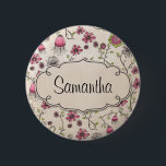 Elegant Roze bloemen met lijst voor naam Ronde Button 5,7 Cm<br><div class="desc">Een prachtig, wit patroon met roze bloemen op krullen en ronddraaiende stengels met heldere groene bladeren op een lichtbeige achtergrond. Het lijst is de perfecte plek om dit product te personaliseren met uw naam of een korte boodschap. Werkt geweldig als een naamplaatje! Klik op Aanpassen voor meer opties, zoals tekstkleur...</div>