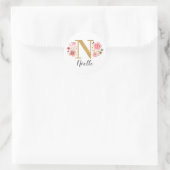 Elegant Roze Bloemen Monogram Initiaal Gouden Lett Ronde Sticker (Tas)