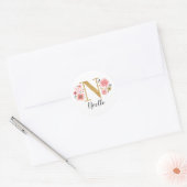 Elegant Roze Bloemen Monogram Initiaal Gouden Lett Ronde Sticker (Envelop)