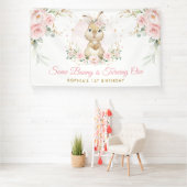 Elegant roze bloemenkonijn konijn meisje verjaarda spandoek (Insitu)