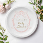 Elegant Roze Bow Meisje Baby shower Papieren Bordje<br><div class="desc">Onze elegante minimale script roze baby douche uitnodigingen perfect mengen modern design met klassieke elegantie,  waardoor uw speciale dag nog meer memorabel! U kunt de kleur van alle tekst en illustraties wijzigen. Klik op de knop "Verder aanpassen" om te bewerken. Overeenkomende items in onze winkel Cava Party Design.</div>