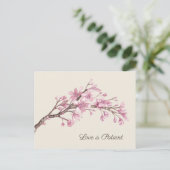 Elegant roze Cherry Blossom Wedding Postponement Aankondigingskaart (Staand voorkant)