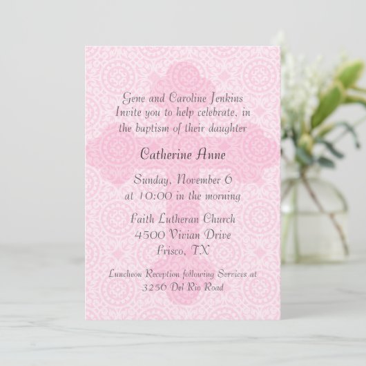 Elegant roze Cross Custom Baptism Uitnodiging (Staand voorkant)