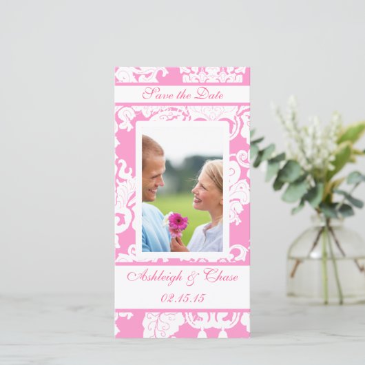 Elegant roze Damask slaat de datum opUw foto Save The Date (Staand voorkant)