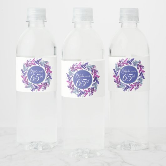 Elegant Roze en Paarse krans 65e Verjaardag Waterfles Etiket (Flessen)