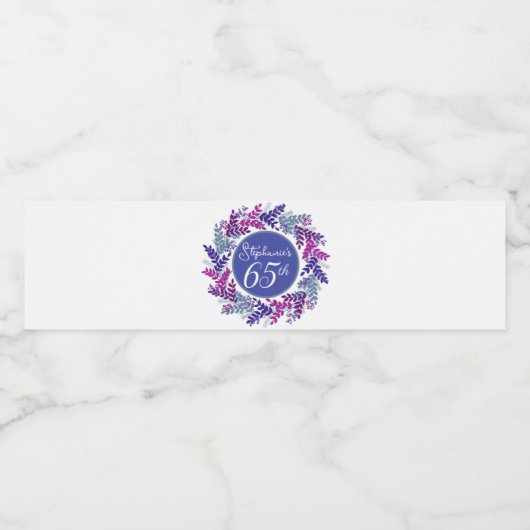 Elegant Roze en Paarse krans 65e Verjaardag Waterfles Etiket (Enkel label)