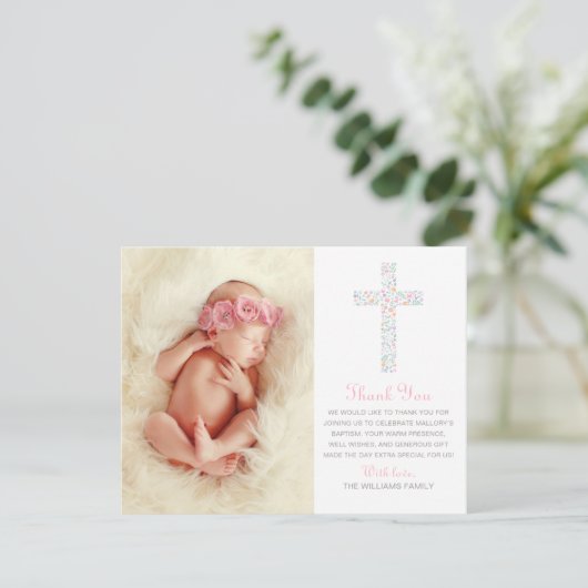 Elegant roze Floral Cross Baby Girl Baptisme Foto Bedankkaart (Staand voorkant)