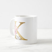 Elegant roze Floral Gold Monogram Letter K Koffiemok (Voorkant links)