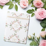 Elegant roze Floral Gold Script aangepaste bruilof Cadeaupapier<br><div class="desc">Lichtroze en ivoorbloemig papier met een prachtige diamant met blozen en ivoorpels. Deze mooie cadeauomslag van de pony flower bruiloft bevat de namen van het paar die gepersonaliseerd zijn in het ontwerp met het gouden script. Pas dit schattige inpakpapier aan voor je vrienden op hun speciale dag of gebruik dit...</div>