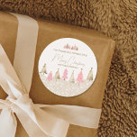 Elegant roze gouden pijnboom winterfeest ronde sticker<br><div class="desc">Voeg een vleugje elegantie toe aan uw vakantiegeschenken en kaarten met ons Elegant Pink & Gold Pine Tree Holiday Label! Met een zachte roze achtergrond met glinsterende gouden pijnbomen en delicate sneeuwvlokken, is dit luxe label de perfecte manier om vakantiegroet te verspreiden. Personaliseer het met jouw naam Prettige feestdagen en...</div>