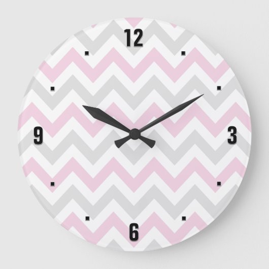 Elegant roze, grijs en wit Chevron Pattern Grote Klok (Voorkant)