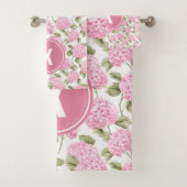Elegant Roze Hydragea Bloemen Patroon Monogram Bad Handdoek (Insitu)
