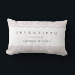 Elegant roze kant 70th Birthday Gift Kussen<br><div class="desc">Elegant roze kant 70th Birthday Party Gift Pillow Cushion Bekijk passend collectie in niche en nestwinkel</div>