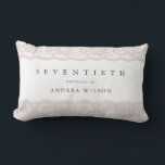 Elegant roze kant 70th Birthday Gift Kussen<br><div class="desc">Elegant roze kant 70th Birthday Party Gift Pillow Cushion Bekijk passend collectie in niche en nestwinkel</div>