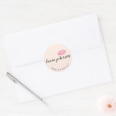 Elegant roze lippen handgeschreven script kalligra ronde sticker (Envelop)
