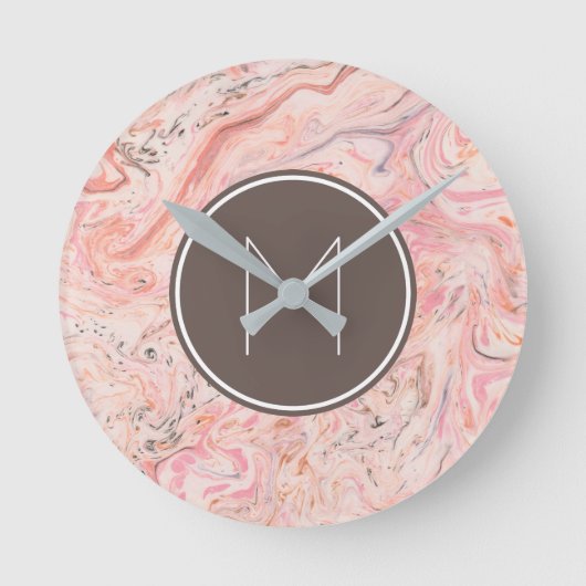 Elegant Roze Marmeren Monogram Ronde Klok (Voorkant)