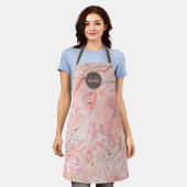 Elegant Roze Marmeren Monogram Schort (Gedragen)