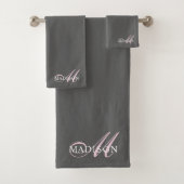 Elegant Roze Monogram Script Initiaal Naam Grijs Bad Handdoek (Insitu)