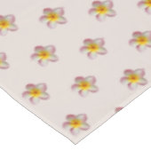 Elegant Roze Plumeria Bloemen op Champagne Beige Tafelkleed (Gekanteld)
