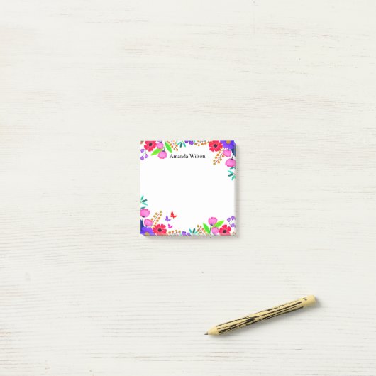 Elegant roze rode paarse bloemen en vlinder post-it® notes (Op bureau)