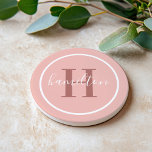 Elegant Roze Ronde Aangepast Monogram Initiaal Zandsteen Onderzetter<br><div class="desc">Het Elegant ronde gepersonaliseerde onderzetter van de drink van de drank kenmerkt een klassiek initiaal van de douanesusserif in een rosewood kleur met uw familienaam in modern wit calligrafiemanuscript tegen een stomproze/goudkleurige achtergrond van het roos. Een eenvoudige witte cirkel lijst het ontwerp. Het kleurenschema kan worden aangepast om perfect met...</div>