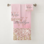 Elegant roze Rose Gold Glitter Drips Monogramed Bad Handdoek (Insitu)