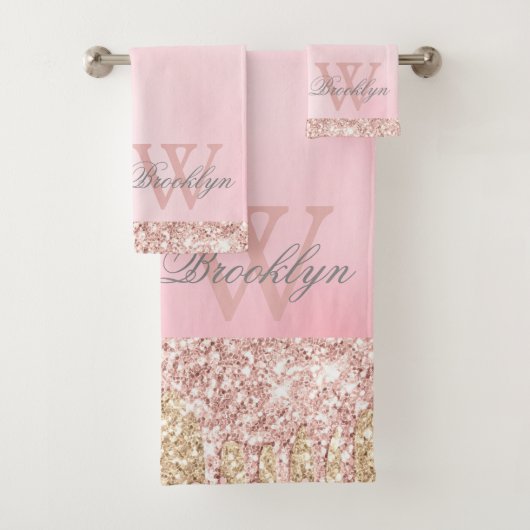 Elegant roze Rose Gold Glitter Drips Monogramed Bad Handdoek (Insitu)