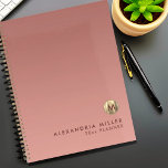 Elegant roze Rose Gold Jaar Datum Planner<br><div class="desc">Elegant Luxury Borhed Metallic Gold Monogram Naam Jaar Datum Aangepaste tekst Roze Rodiaal Achtergrond Aanwijzing Boekbouwplan</div>