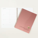 Elegant roze Rose Gold Monogram Benoeming Book Planner<br><div class="desc">Elegant Luxury Borhed Metallic Gold Monogram Naam Titel Aangepaste tekst Roze Roos Goud Achtergrond Aanwijzingsboekbord Planner</div>