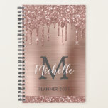Elegant Roze Rose Goud Glitter Drips Monogram 2024 Planner<br><div class="desc">Luxe roos gouden glitter druppelt gepersonaliseerde naam en monogram 2024 of een jaarplanner. Dit ontwerp is voorzien van blush roze roségoud glitter druppels op faux roze geborsteld metalen achtergrond met aangepaste initiaal, monogram en voornaam tekst sjabloon. Perfecte meisjesgepersonaliseerde gift. Geweldig cadeau voor school, professioneel werk, thuis kantoor. Let op, dit...</div>