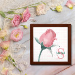 Elegant Roze Rosebud Monogram Cadeaudoosje<br><div class="desc">Bewaar uw meest gekoesterde herinneringen in stijl met onze gepersonaliseerde bewaardoos. Het delicate bleke roze rozenontwerp op een polka dot achtergrond,  gecombineerd met de gepersonaliseerde touch,  creëer een tijdloze en elegante schat die uw speciale momenten eert.</div>