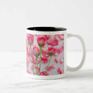 Elegant Roze Rozenblaadjes Bloemige Mok Ontwerp