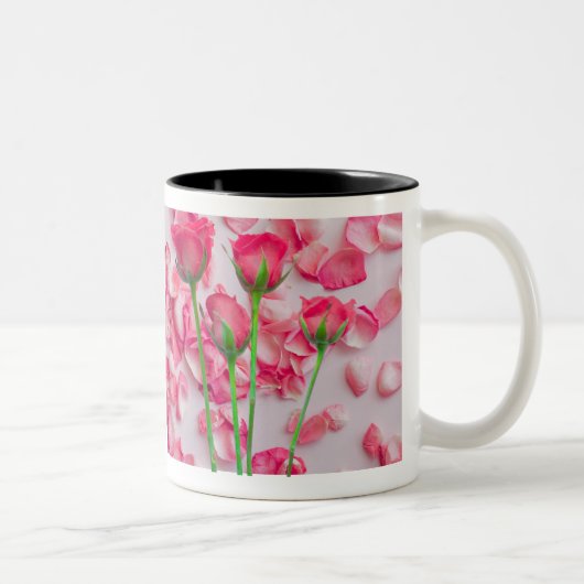 Elegant Roze Rozenblaadjes Bloemige Mok Ontwerp (Rechts)