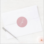 Elegant roze script monogram bruiloft ronde sticker<br><div class="desc">Elegante bruiloft stickers met een klassiek ontwerp met uw monogram in een script lettertype.</div>
