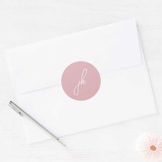 Elegant roze script monogram bruiloft ronde sticker (Envelop)