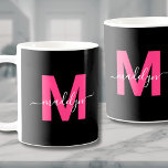 Elegant Roze Script Naam Initiaal Monogram Koffiemok<br><div class="desc">Gepersonaliseerde moderne elegante roze en zwarte scriptnaam Initiaal Monogram Coffee Mok. Deze chique, vrouwelijke mok geeft een stijlvolle, persoonlijke touch aan het collectie van elke koffie- of theeliefhebber. Met een gedurfd magenta roze initiaal over een strakke zwarte achtergrond met een delicate witte scriptnaam, wordt het monogram aan beide zijden weergegeven,...</div>