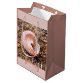 Elegant Roze Seashell Custom Gift Bag Medium Cadeauzakje (Voorkant Gekanteld)